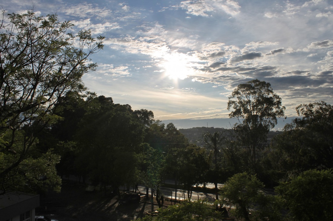 Ir para  <p>O s&aacute;bado come&ccedil;a frio, mas o sol predomina mais uma vez no Rio Grande do Sul, mesmo com a presen&ccedil;a de nuvens em algumas regi&otilde;es. O processo de resfriamento &agrave; noite gera nevoeiro...